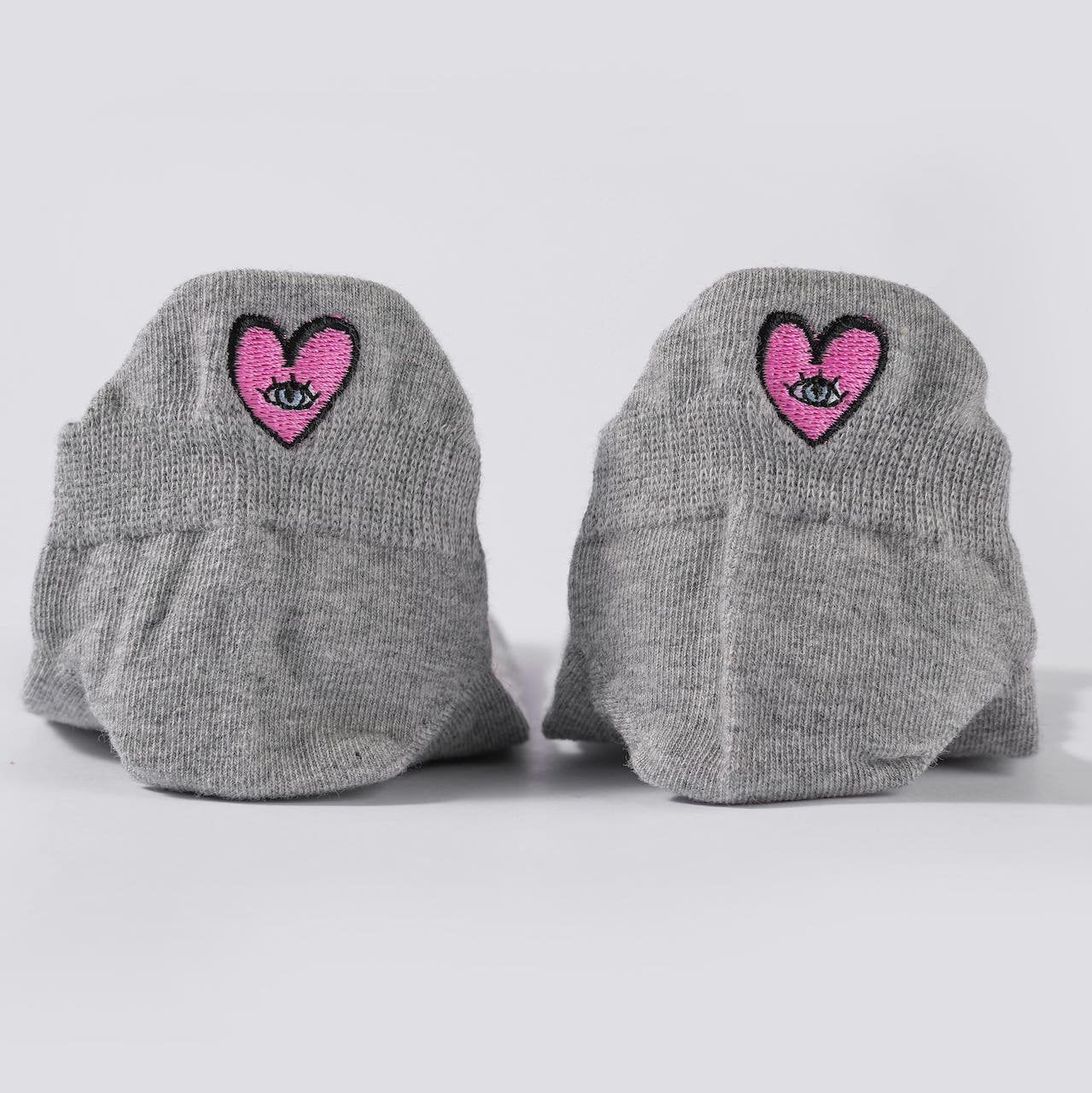 zoom sur les languettes chaussettes grises coeurs roses avec oeil