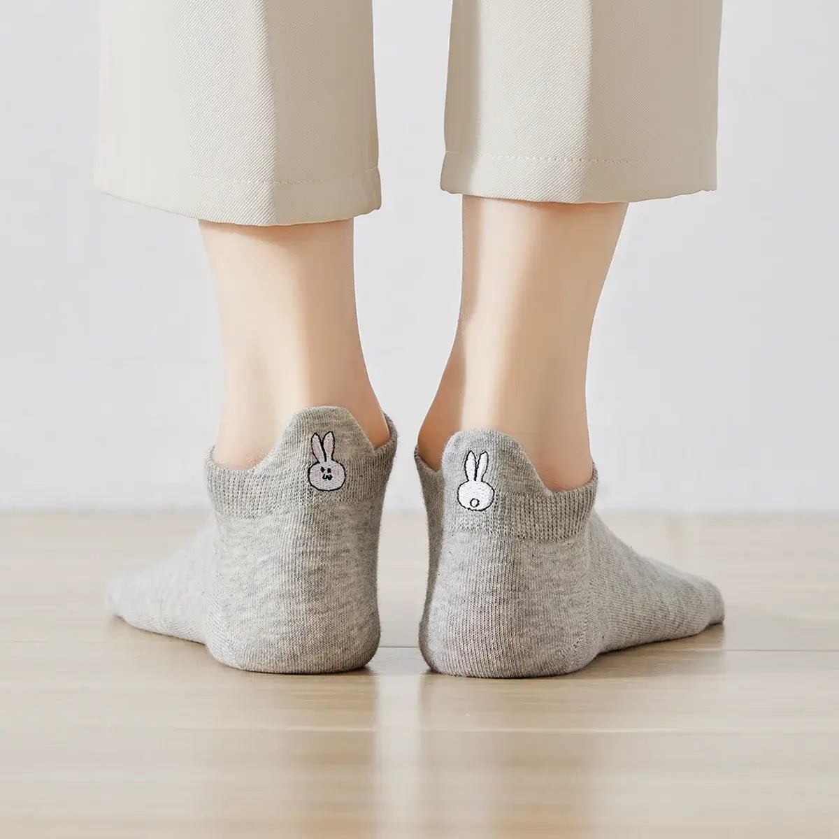 Chaussettes grises en coton à languette lapin pour femme | Chaussettes confortables et élégantes | Idéales pour le quotidien ou les occasions spéciales | Disponibles en plusieurs couleurs