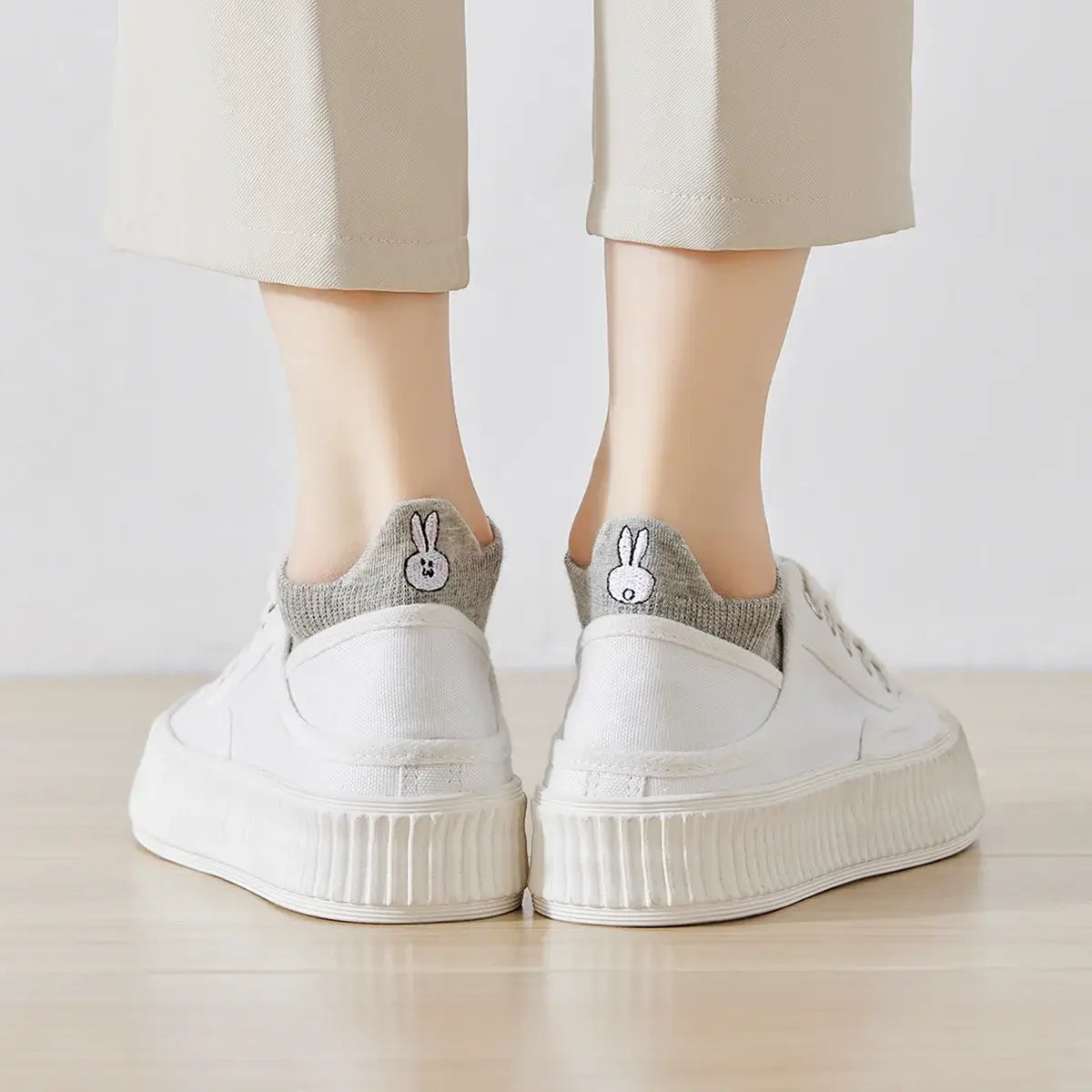 Chaussettes grises en coton à languette lapin pour femme | Chaussettes confortables et élégantes | Idéales pour le quotidien ou les occasions spéciales | Disponibles en plusieurs couleurs
