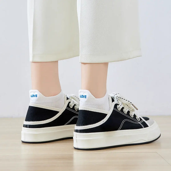 Chaussettes blanches en coton à languette cœur love pour femme