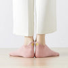 Chaussette courte avec languette et couronne dorée brodée.