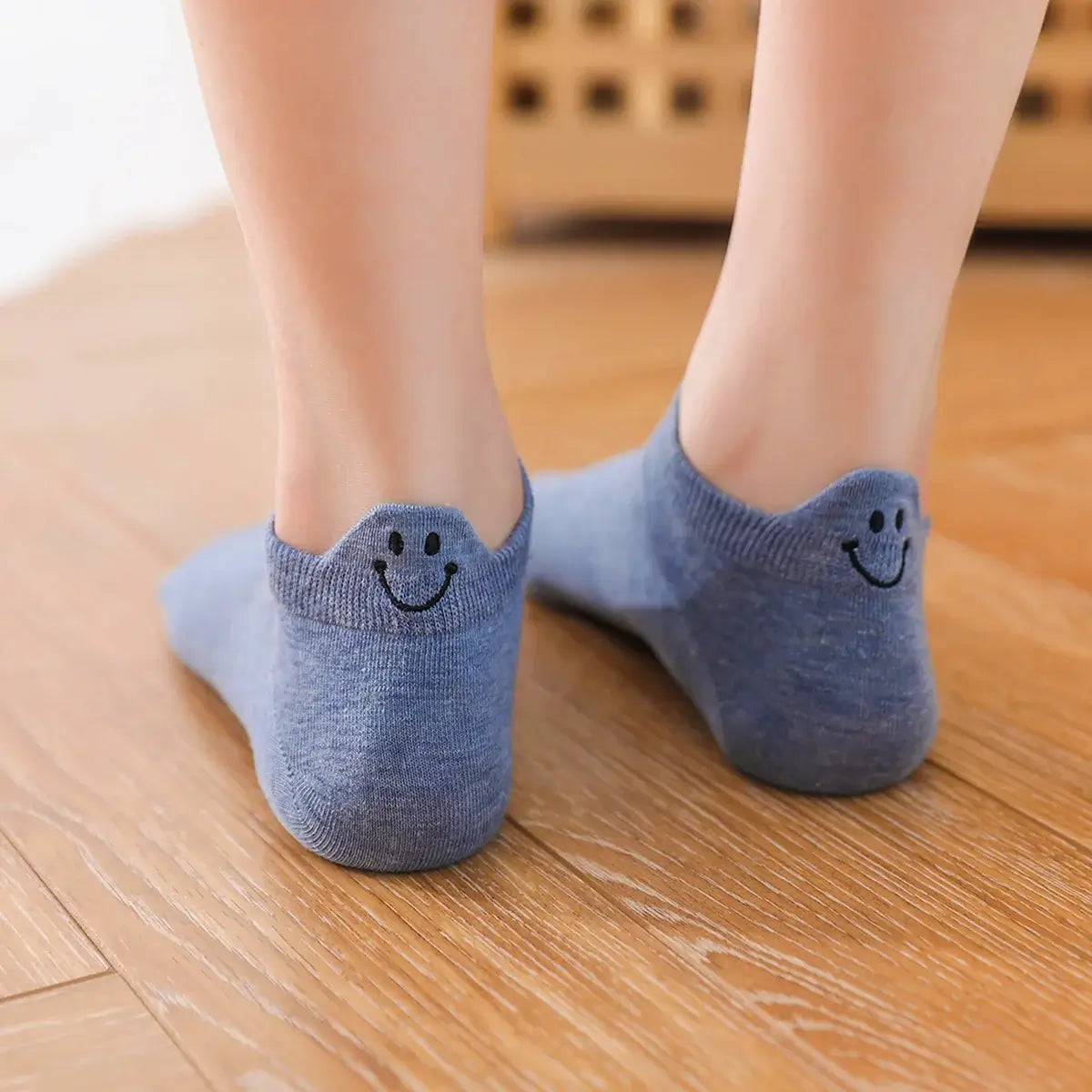Chaussettes bleu en coton à languette sourire à motif smiley pour femme .