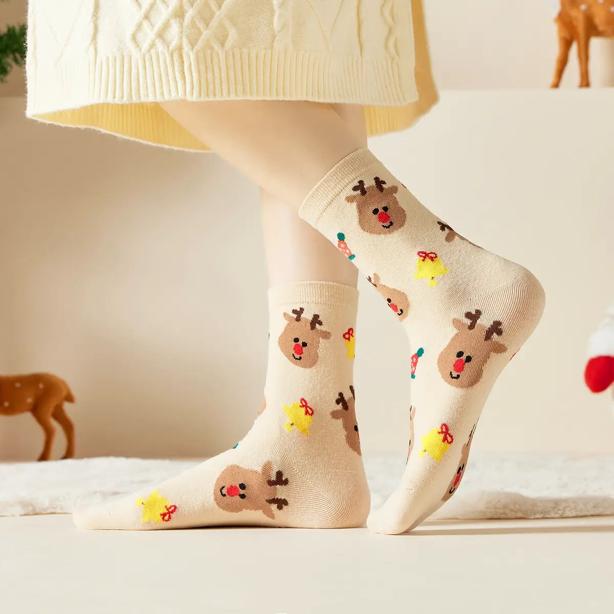 Chaussettes hautes, motif renne. Coloris beige festif. Douces et Chaudes. Également vendues en lot de 4. Idéales pour offrir.