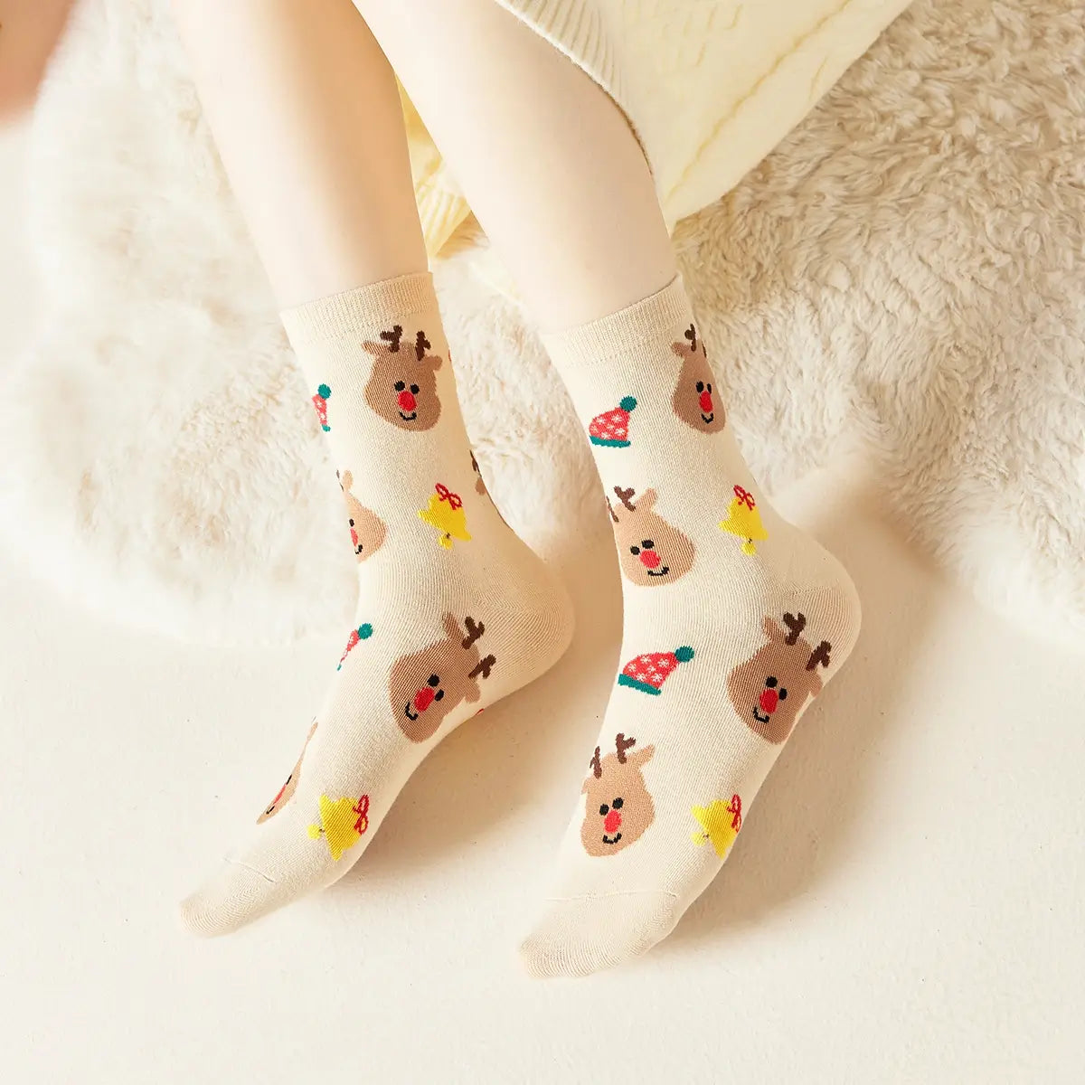 Chaussettes hautes, motif renne. Coloris beige festif. Douces et Chaudes. Également vendues en lot de 4. Idéales pour offrir.