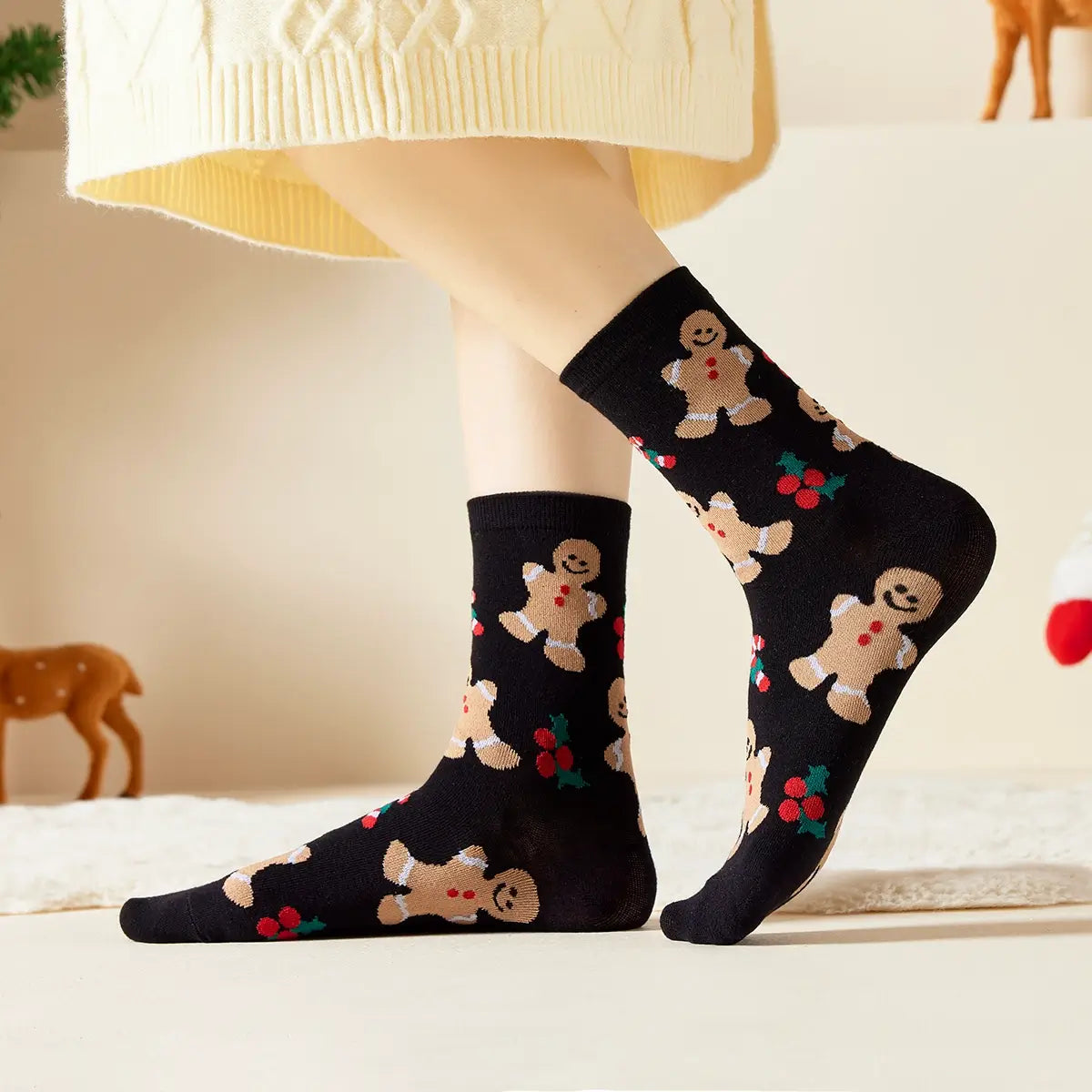 Chaussettes hautes, motif biscuits de Noël. Coloris noir. Douces et Chaudes. Également vendues en lot de 4. Idéales pour offrir.