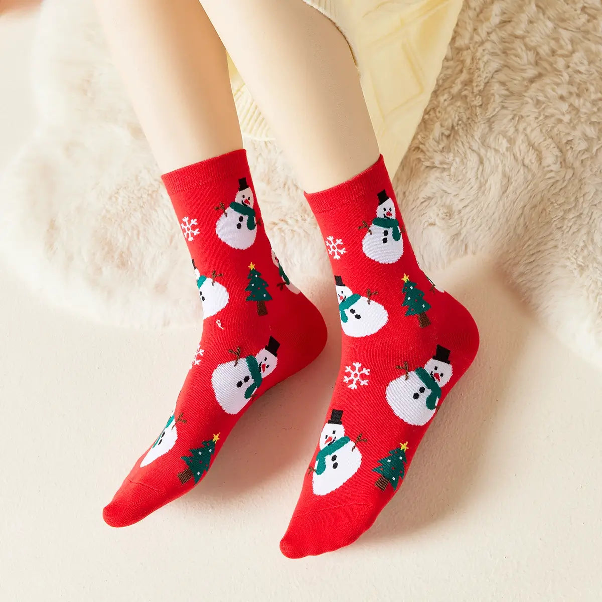 Chaussettes hautes, motifs bonhomme de neige. Coloris rouge festifs. Douces et Chaudes. Également vendues en lot de 4. Idéales pour offrir.