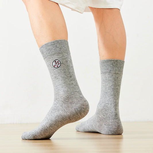Chaussettes longues mixtes en coton doux, disponibles en 5 coloris et 2 tailles. Confort durable, style sobre. Existe aussi en coffret TitesChaussettes.