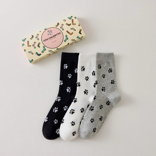 Lot de 3 chaussettes montantes avec motifs pattes de chat. Coloris sobres, confortables, en coton majoritaire. Idéales au quotidien avec tout type de chaussures…