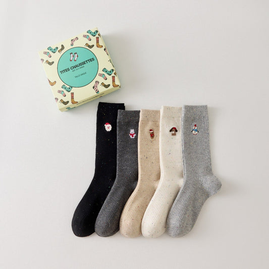 Lot de 5 chaussettes femme hautes à broderies de Noël. Motifs festifs : renne, Père Noël, pingouin... Maille chaude et douce. Taille unique 35-41.