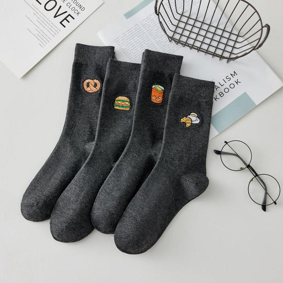 Lot de 4 chaussettes hautes pour homme. Motifs brodés Bretzel, Hamburger, Soda, Café. Fond gris chiné foncé. Vendues dans leur joli coffret Tites Chaussettes. Idéales pour offrir.