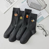 Lot de 4 chaussettes hautes pour homme. Motifs brodés Bretzel, Hamburger, Soda, Café. Fond gris chiné foncé. Vendues dans leur joli coffret Tites Chaussettes. Idéales pour offrir.