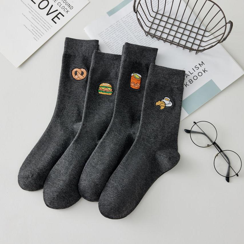 Lot de 4 chaussettes hautes pour homme. Motifs brodés Bretzel, Hamburger, Soda, Café. Fond gris chiné foncé. Vendues dans leur joli coffret Tites Chaussettes. Idéales pour offrir.