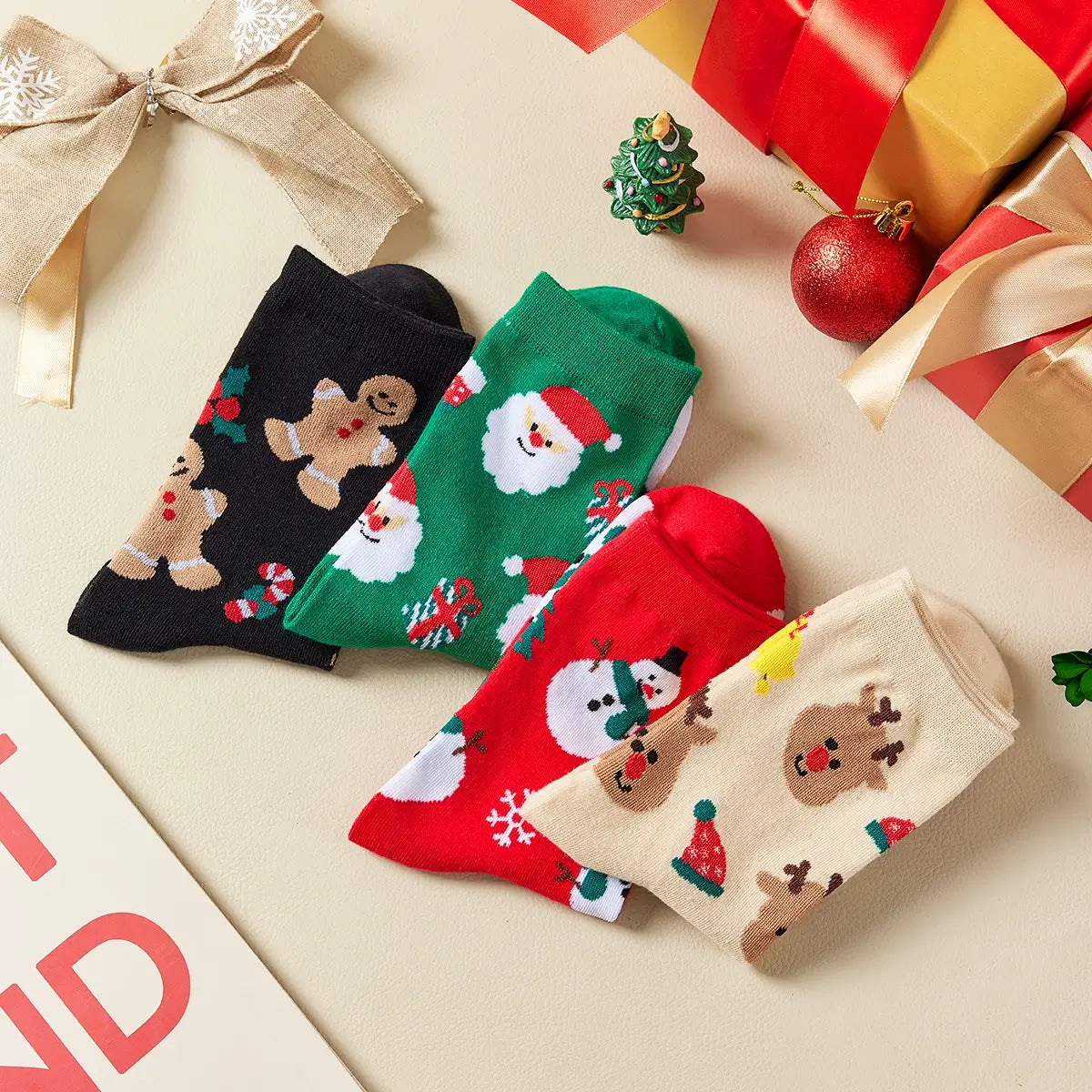 Chaussettes hautes, motifs de Noël : bonhomme de neige, père noël, renne ou biscuit de noël. Coloris festifs : rouge, vert, beige, noir. Douces et Chaudes. Vendues dans leur coffret de Noël.