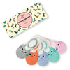 Lot de 5 socquettes basses, motif tête de chat sur le devant du pied, 5 coloris : gris chiné, orange, bleu, vert et rose. Avec joli coffret en carton Tites Chaussettes.