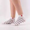 Lot de 5 chaussettes courtes rayées avec cœur brodé. Taille unique stretch 35-41. Confortables, douces et stylées pour un look fun et féminin.