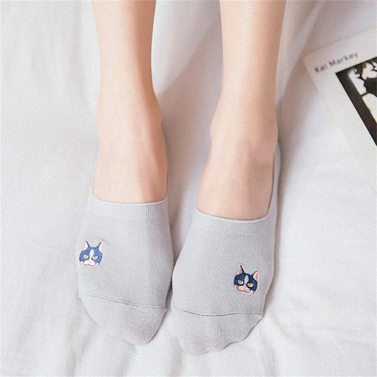 Socquettes invisibles, coloris gris clair, tête de chat brodée sur l'avant du pied
