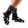 Chaussettes hautes de Noël avec motif forêt. Douces, chaudes et stylées pour un hiver cosy et un look joyeux à Noël.