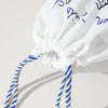 Pochon coton pour ranges ses Tites Chaussettes. Fond blanc, imprimé chaussettes à motifs bleu/rouge. Fermeture par lien coulissant blanc/bleu. 