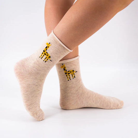 Chaussettes beige en coton avec une girafe brodée dessus | Chaussettes abordables et durables | Une excellente option pour les familles