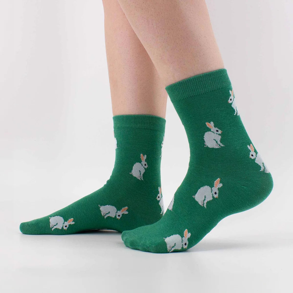 Chaussettes vert longues en coton avec pleins de lapin brodés dessus | Chaussettes confortables et élégantes | Idéales pour tous | Disponibles en plusieurs couleurs
