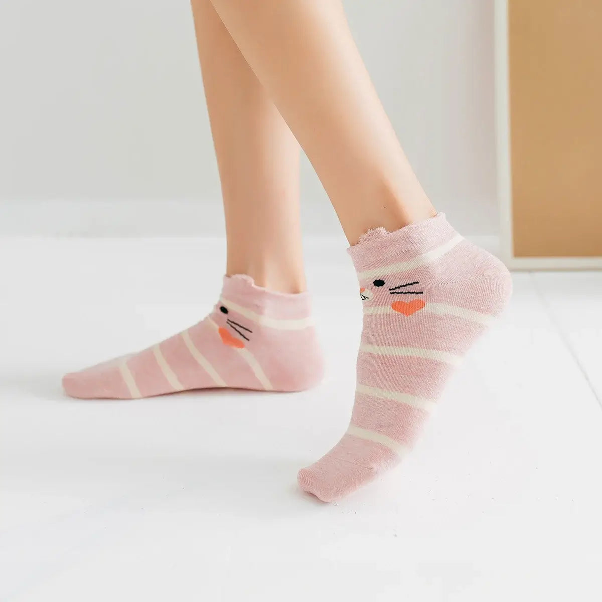 Chaussettes rose longues en coton avec des petites oreilles et représentant un lapin | Chaussettes confortables et élégantes | Idéales pour tous | Disponibles en plusieurs couleurs