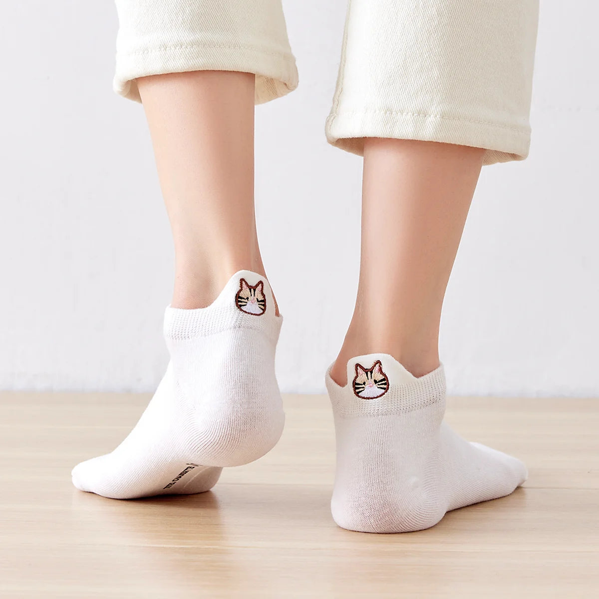 Chaussettes blanches en coton à languette chat pour femme | Chaussettes confortables et élégantes | Idéales pour le quotidien ou les occasions spéciales | Disponibles en plusieurs couleurs et tailles