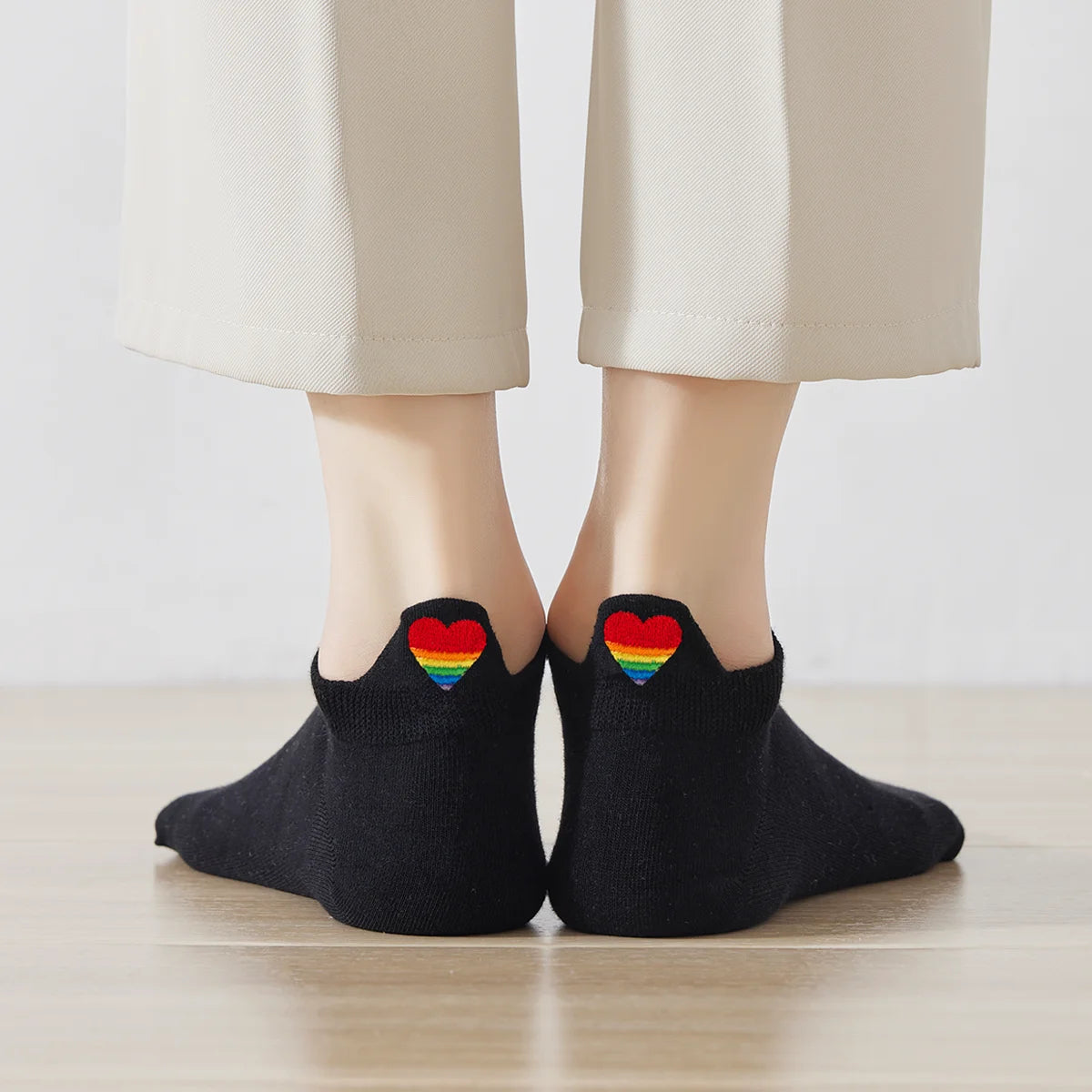 Chaussettes noires en coton à languette cœur arc-en-ciel pour femme | Chaussettes confortables et élégantes | Idéales pour le quotidien ou les occasions spéciales