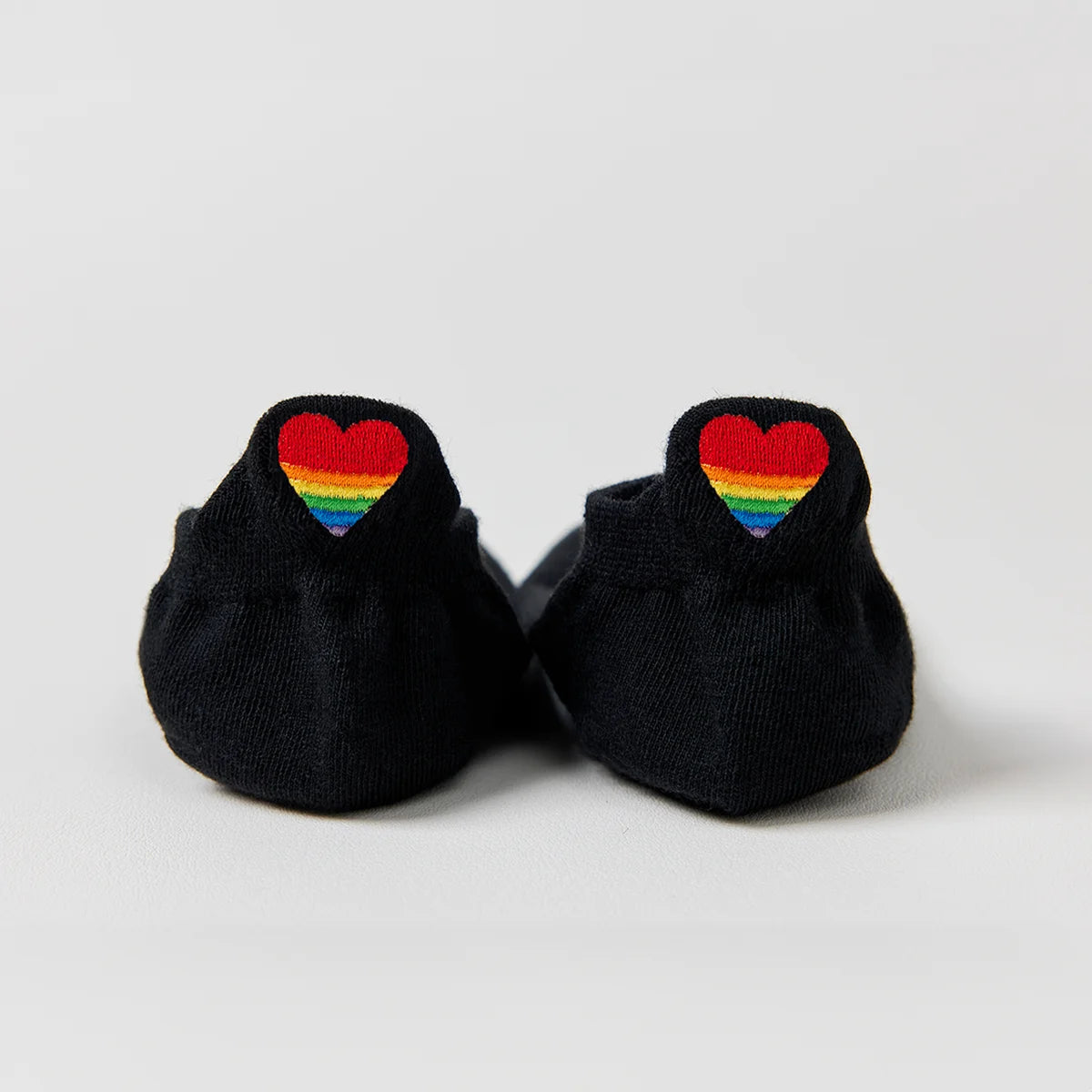 Chaussettes en coton noir à languette cœur arc-en-ciel pour femme | Chaussettes confortables et élégantes | Idéales pour le quotidien ou les occasions spéciales
