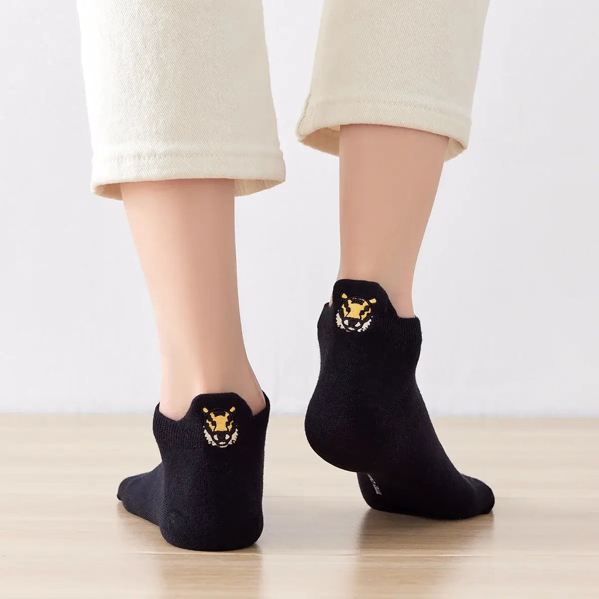 Chaussettes noir en coton à languette safari à motif animaux pour femme | Chaussettes douces et respirantes | Un cadeau parfait pour les femmes de tous âges | Disponibles à un prix abordable.