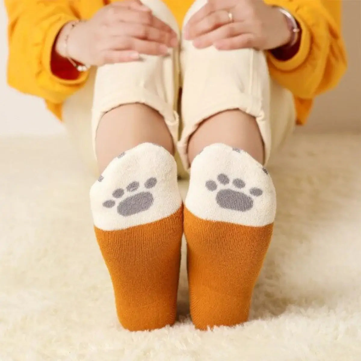 Chaussettes jaune hiver longues en coton à motif patte de chats pour femmes | Chaussettes douces et confortables | Fabriquées à partir de matériaux de haute qualité | Un cadeau parfait pour les femmes de tous âges | Disponibles en différentes tailles et couleurs