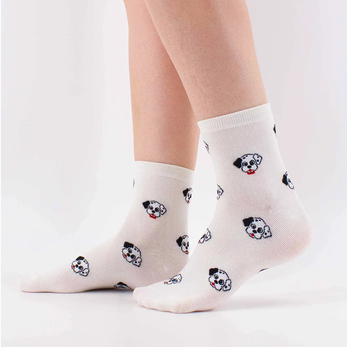 Chaussettes adultes en coton blanches avec des têtes de dalmatien dessus | Chaussettes douces et respirantes | Un excellent choix pour les adultes qui aiment les dalmatiens |