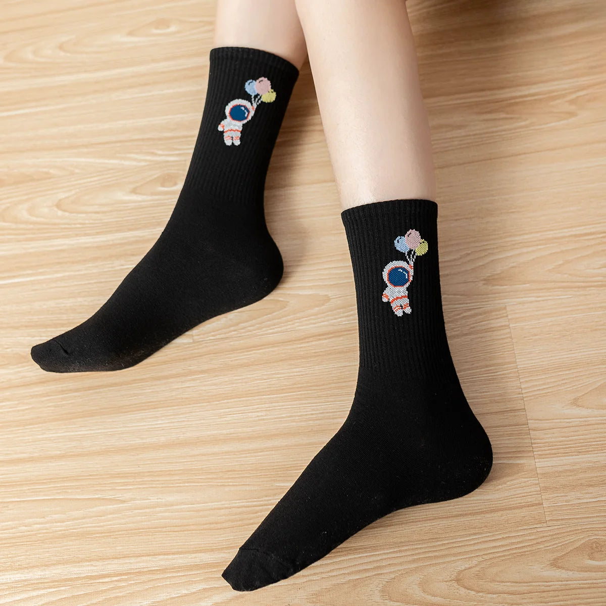 Chaussettes noir adultes en coton représentant des petits astronautes | Chaussettes abordables et de haute qualité | Un excellent choix pour les adultes qui aiment l'espace et les astronautes