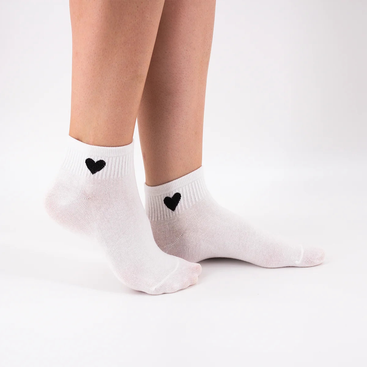 Chaussettes courtes blanc adultes en coton avec un cœur noir sur le côté | Chaussettes abordables et de haute qualité | Un excellent choix pour les adultes qui aiment les cœurs |