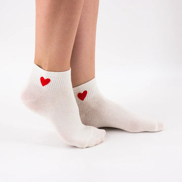 Chaussettes courtes blanches adultes en coton avec un cœur rouge sur le côté | Chaussettes abordables et de haute qualité | Un excellent choix pour les adultes qui aiment les cœurs |