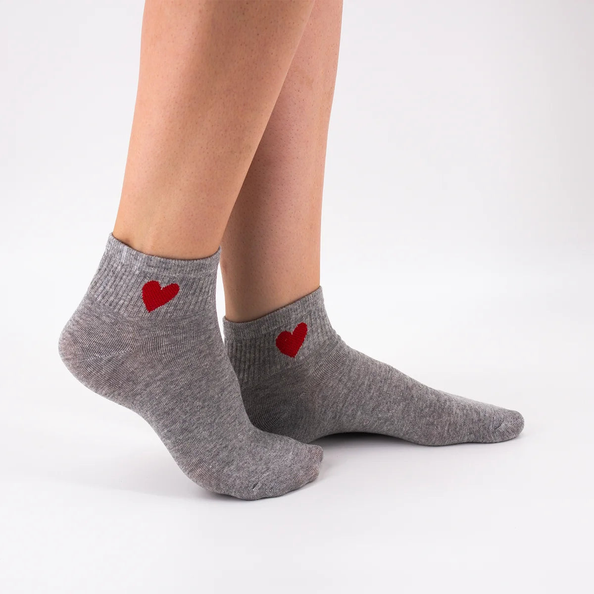 Chaussettes courtes grises adultes en coton avec un cœur sur le côté | Chaussettes abordables et de haute qualité | Un excellent choix pour les adultes qui aiment les cœurs |