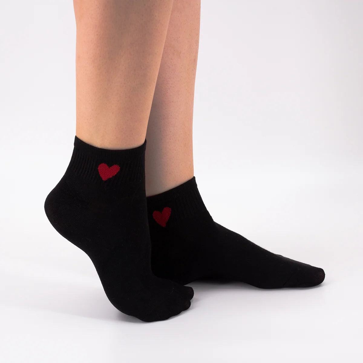 Chaussettes courtes noir adultes en coton avec un cœur sur le côté | Chaussettes abordables et de haute qualité | Un excellent choix pour les adultes qui aiment les cœurs |