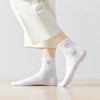 Chaussettes longues grises adultes en coton avec un cœur rose sur le côté | Chaussettes abordables et de haute qualité | Un excellent choix pour les adultes qui aiment les cœurs |