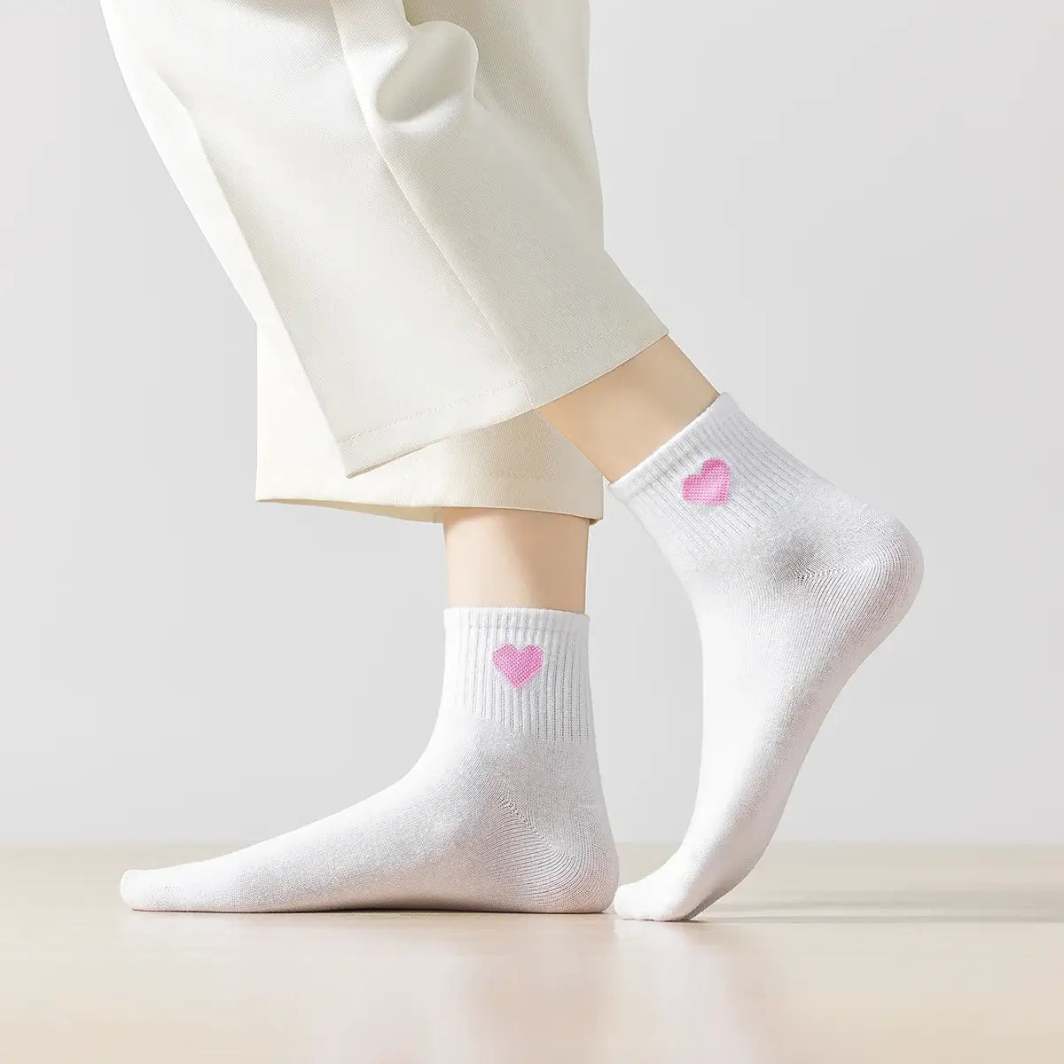 Chaussettes longues grises adultes en coton avec un cœur rose sur le côté | Chaussettes abordables et de haute qualité | Un excellent choix pour les adultes qui aiment les cœurs |