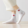 Chaussettes longues blanches adultes en coton avec un cœur rouge sur le côté | Chaussettes abordables et de haute qualité | Un excellent choix pour les adultes qui aiment les cœurs |