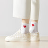 Chaussettes longues blanc adultes en coton avec un cœur rouge sur le côté | Chaussettes abordables et de haute qualité | Un excellent choix pour les adultes qui aiment les cœurs |
