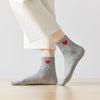 Chaussettes longues grises adultes en coton avec un cœur sur le côté | Chaussettes abordables et de haute qualité | Un excellent choix pour les adultes qui aiment les cœurs |