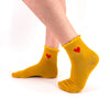Chaussettes longues jaunes adultes en coton avec dentelles et cœur sur le côté | Chaussettes douces et respirantes | Un excellent choix pour les adultes qui aiment les cœurs et les dentelles |