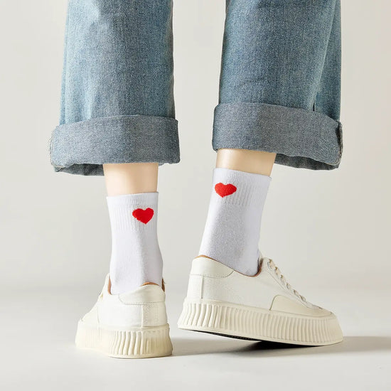 Chaussette haute unie avec cœur rouge brodé au talon.