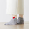 Chaussettes grises en coton à motif cœur pour femmes | Chaussettes douces et confortables | Fabriquées à partir de matériaux de haute qualité | Un cadeau parfait pour les femmes de tous âges | Disponibles en différentes couleurs