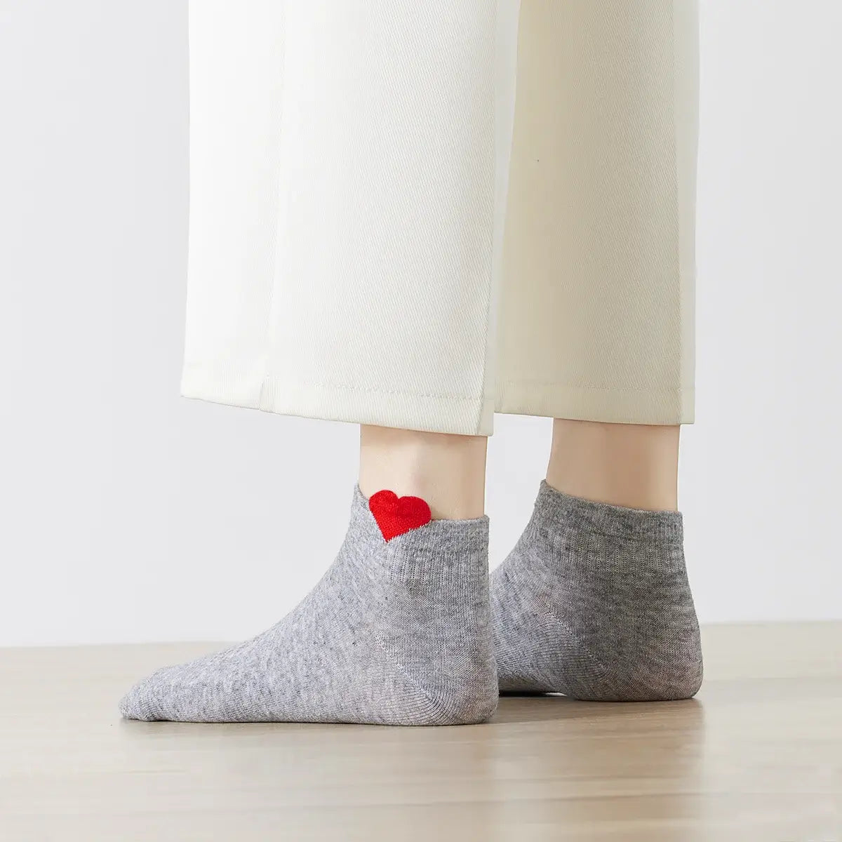 Chaussettes grise en coton à motif cœur pour femmes | Chaussettes douces et confortables | Fabriquées à partir de matériaux de haute qualité | Un cadeau parfait pour les femmes de tous âges | Disponibles en différentes couleurs