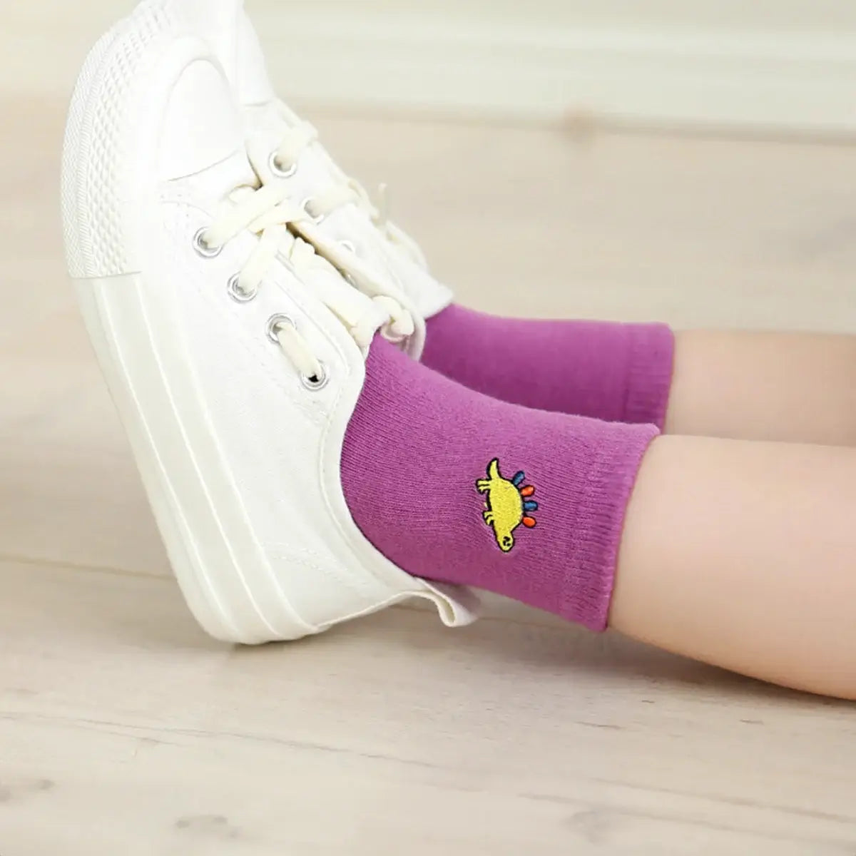 Chaussettes violette longues en coton à motif dinosaure pour enfants | Chaussettes douces et confortables | Disponibles en différentes tailles et couleurs | Un cadeau parfait pour les enfants de tous âges