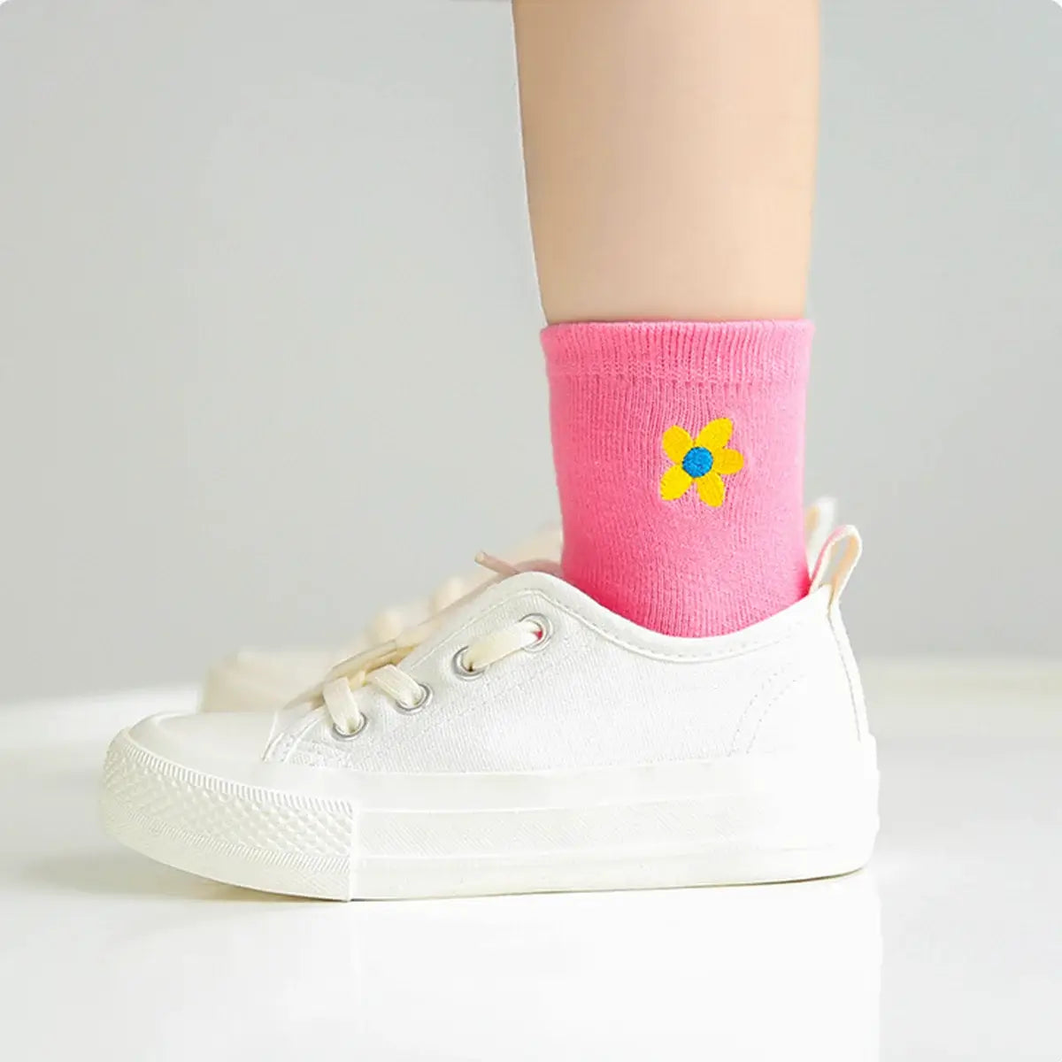 Chaussettes rose longues en coton à motif fleur pour enfants | Chaussettes douces et confortables | Disponibles en différentes tailles et couleurs | Un cadeau parfait pour les enfants de tous âges