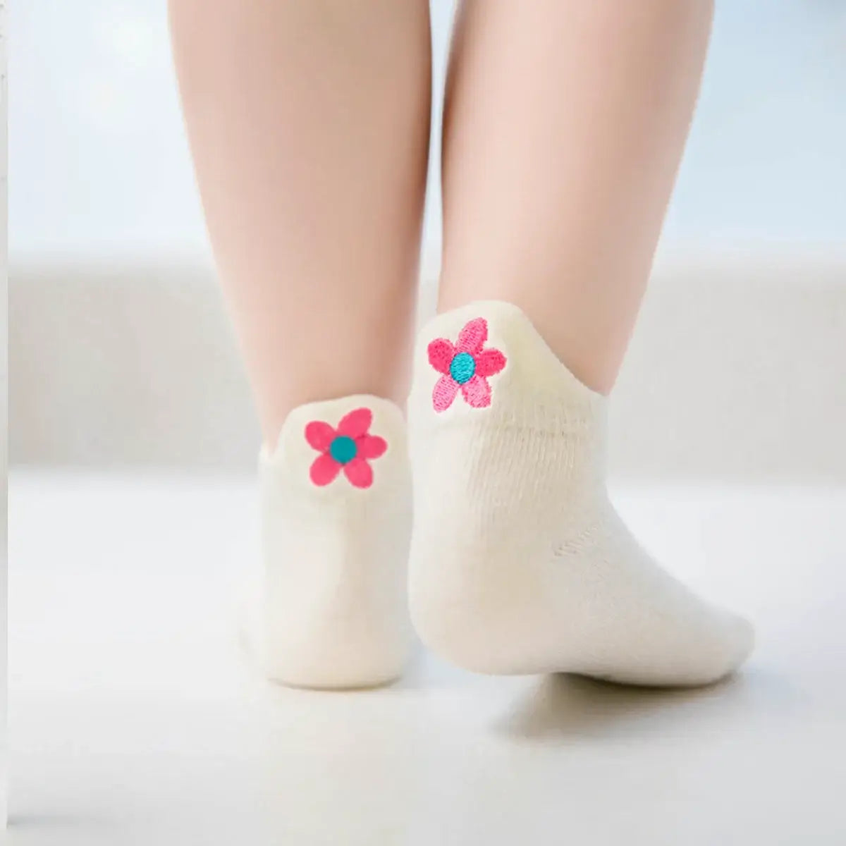 Chaussettes blanche en coton à motif fleur pour enfants | Chaussettes fabriquées à partir de coton de haute qualité | Respirantes et durables | Conviennent à toutes les occasions