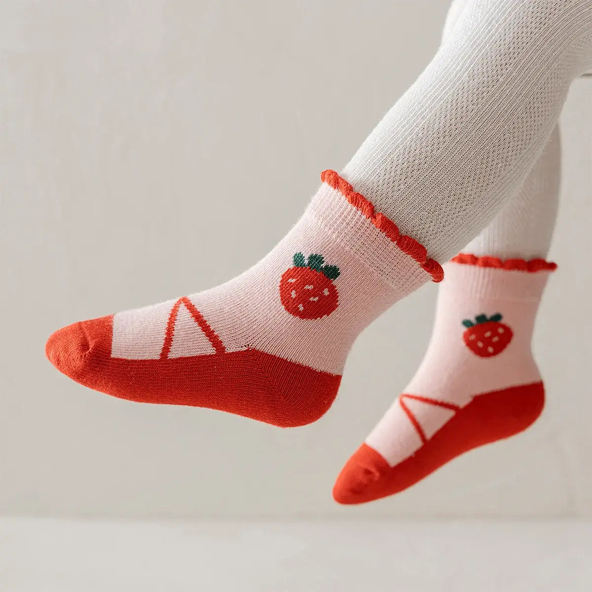 Chaussettes en coton à motif fraise pour enfants | Chaussettes douces et confortables | Disponibles en différentes tailles et couleurs | Un cadeau idéal pour les enfants de tous âges