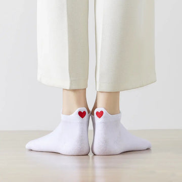 Chaussettes blanche en coton à languette cœur rouge pour femme | Chaussettes douces et respirantes | Fabriquées à partir de matériaux de haute qualité | Un cadeau parfait pour les femmes de tous âges
